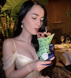 Portrait of Lara PARTY GIRL ❄️